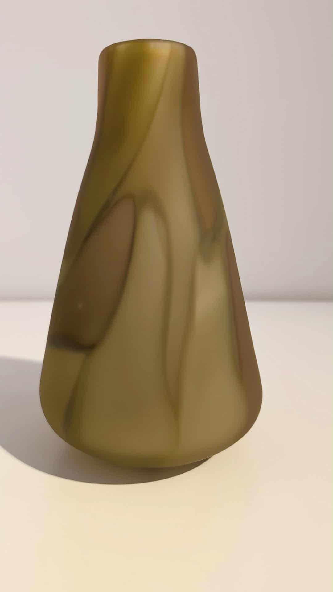 Fiori Vase Series Vase (w shard motif green bud form)